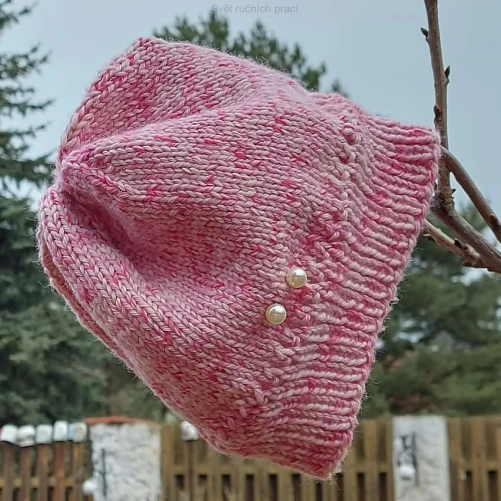 Růžová čepice s perličkovou broží