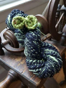 Černá s hedvábím - ručně předená - 75 g/43,5 m